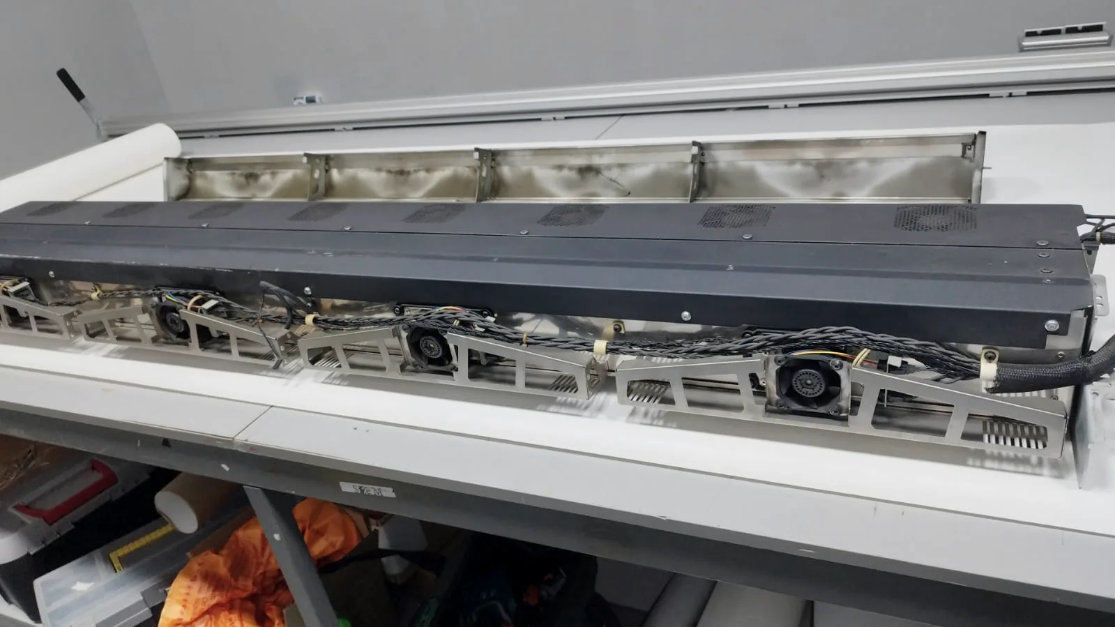 Снятый модуль отверждения HP Latex 370 с открытыми нагревательными модулями